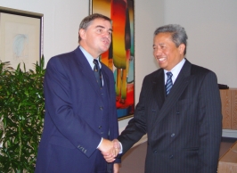 Ministerpr&auml;sident Peter M&uuml;ller und Botschafter Denis Andriamandroso